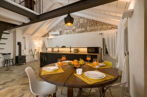 Deluxe Studio (3) | In-room dining