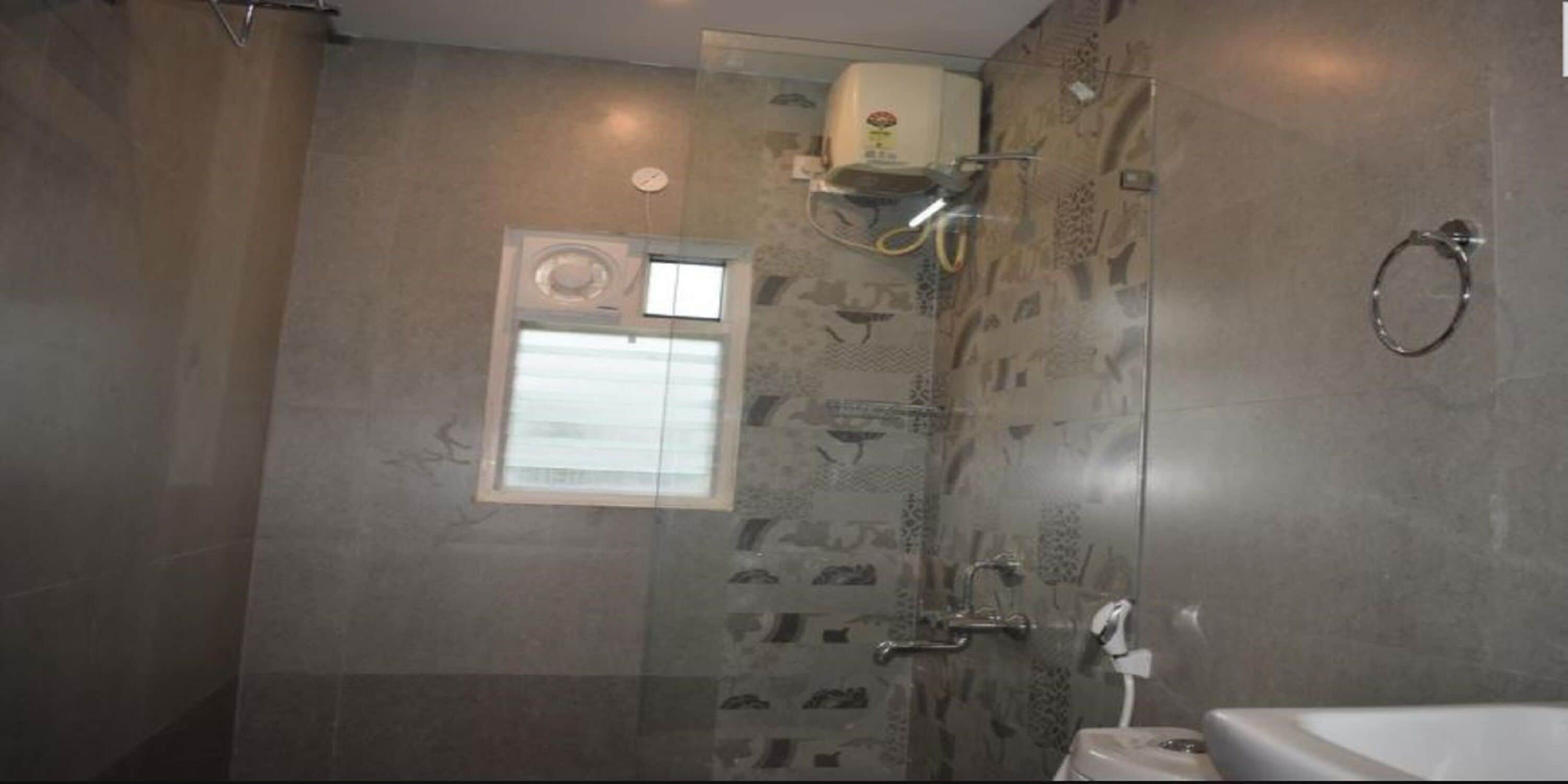 Ein Badezimmer mit Dusche, Toilette und Waschbecken.