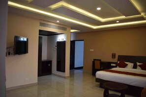 Minibar, in-room safe, desk, soundproofing - White Pearl Residency (Vanur)