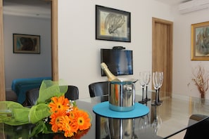 Comfort Apartment, 2 Bedrooms | In-room dining