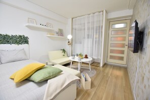 Room (706) | Desk, free WiFi, bed sheets - Nipponbashi Art Hotel (Osaka)