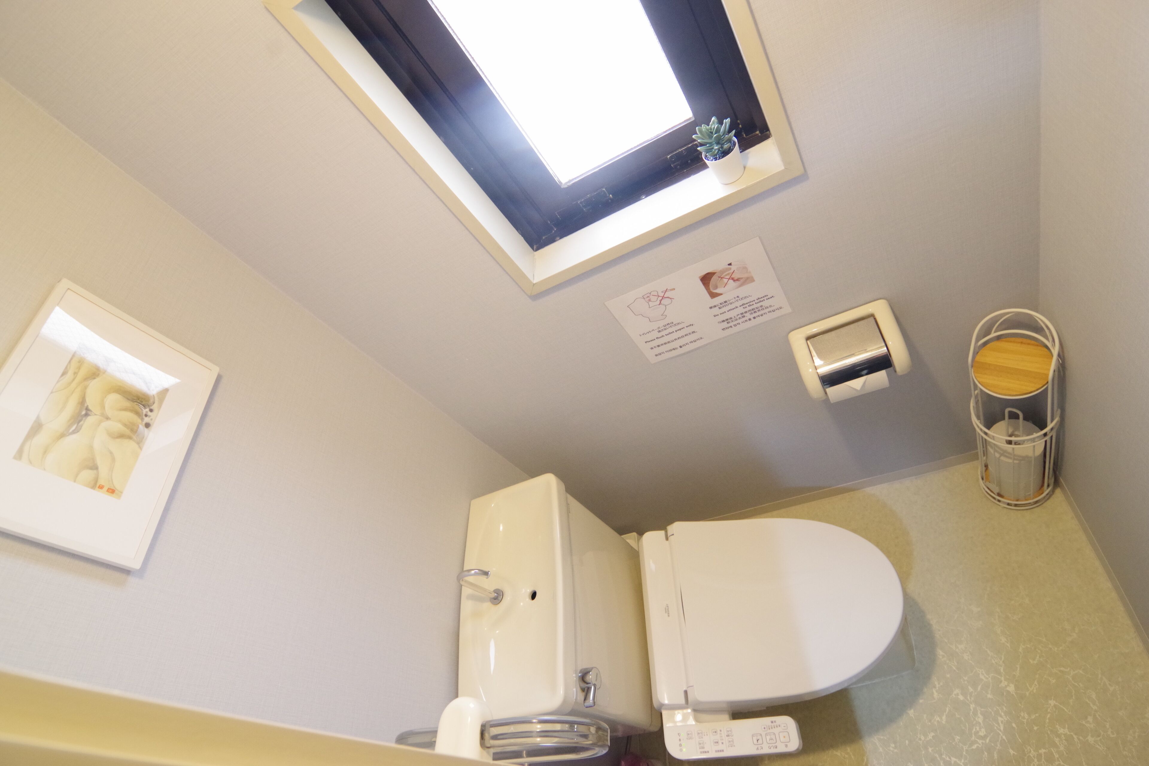 Zimmer (606) | Badezimmer | Duschwanne, kostenlose Toilettenartikel, Haartrockner, Hausschuhe