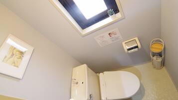 Room (606) | Bathroom | Combined shower/bathtub, free toiletries, hair dryer, slippers