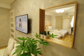 Room (502) | Desk, free WiFi, bed sheets - Nipponbashi Art Hotel (Osaka)