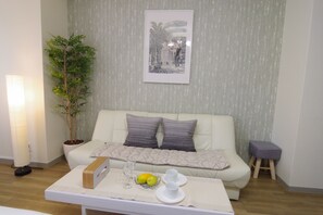 Room 403 | Desk, free WiFi, bed sheets - Nipponbashi Art Hotel (Osaka)