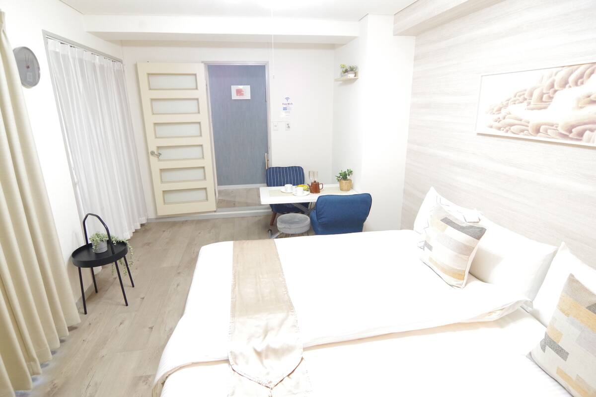 Room (401) | Desk, WiFi (free), bed sheets