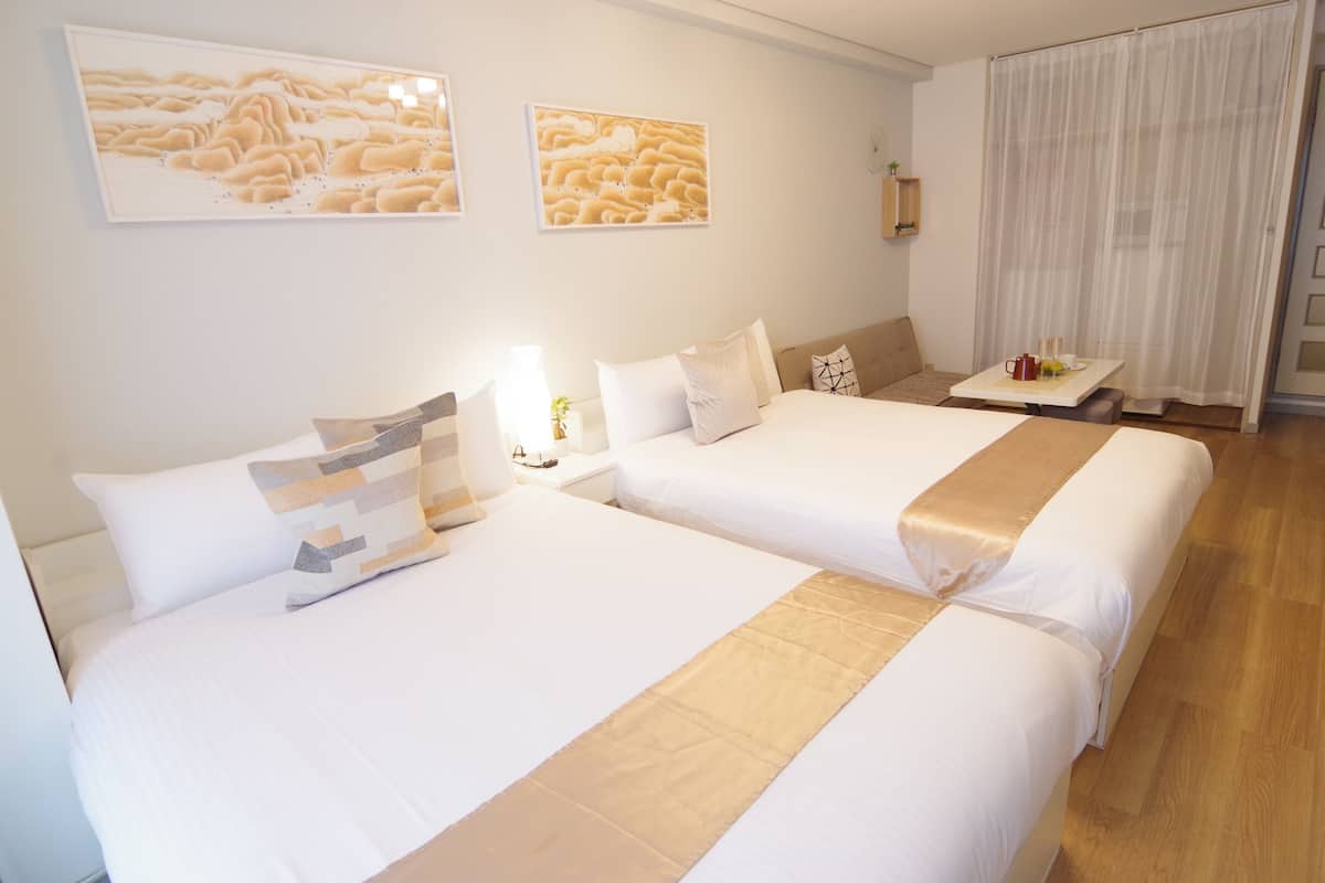 Familienapartment, 2 Schlafzimmer, Nichtraucher | 1 Schlafzimmer, Schreibtisch, kostenloses WLAN, Bettwäsche