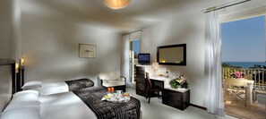 Minibar, in-room safe, individually decorated, individually furnished - Grande Albergo Marin (Lignano Sabbiadoro)