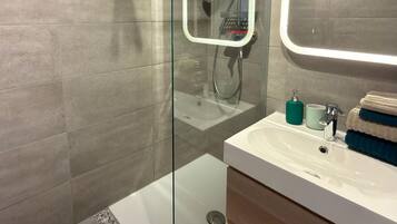 Dusche, Haartrockner, Handtücher, Seife