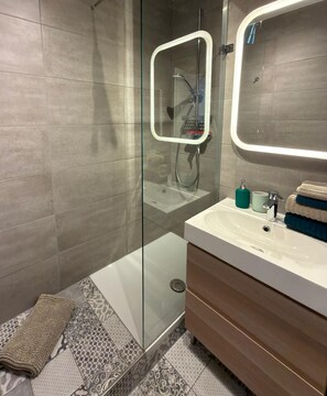 Douche, sèche-cheveux, serviettes fournies, savon