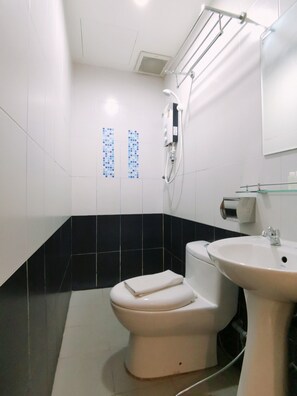 Deluxe Family Room | Bathroom | Shower, rainfall showerhead, free toiletries, bidet - HKF Hotel (Kajang)