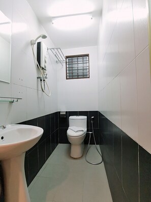 Familiekamer | Badkamer | Een douche, een regendouche, gratis toiletartikelen, een bidet