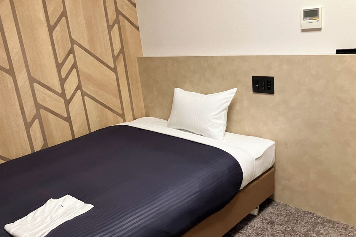 Kamar Double, Boleh Merokok (Compact) | Didekorasi berbeda-beda, meja kerja, dan setrika/meja setrika