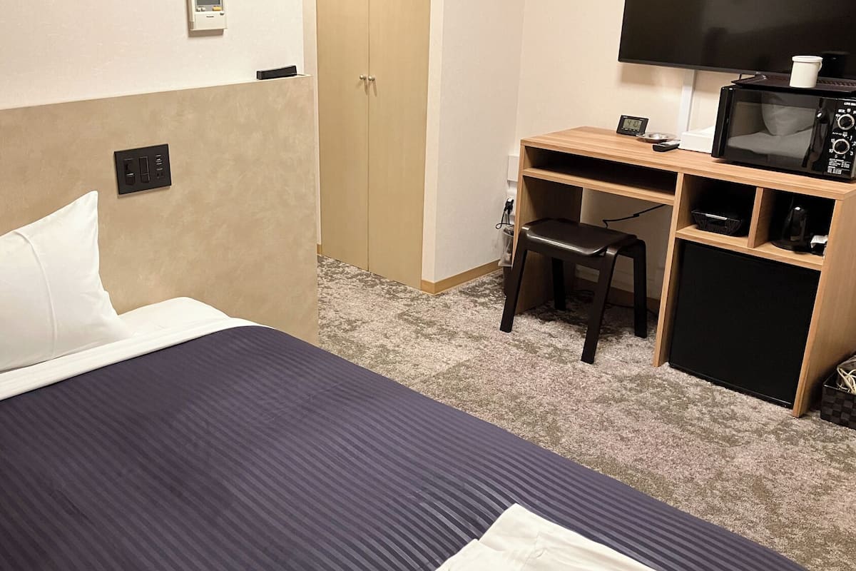 Kamar Double, Bebas Asap Rokok (Compact) | Didekorasi berbeda-beda, meja kerja, dan setrika/meja setrika