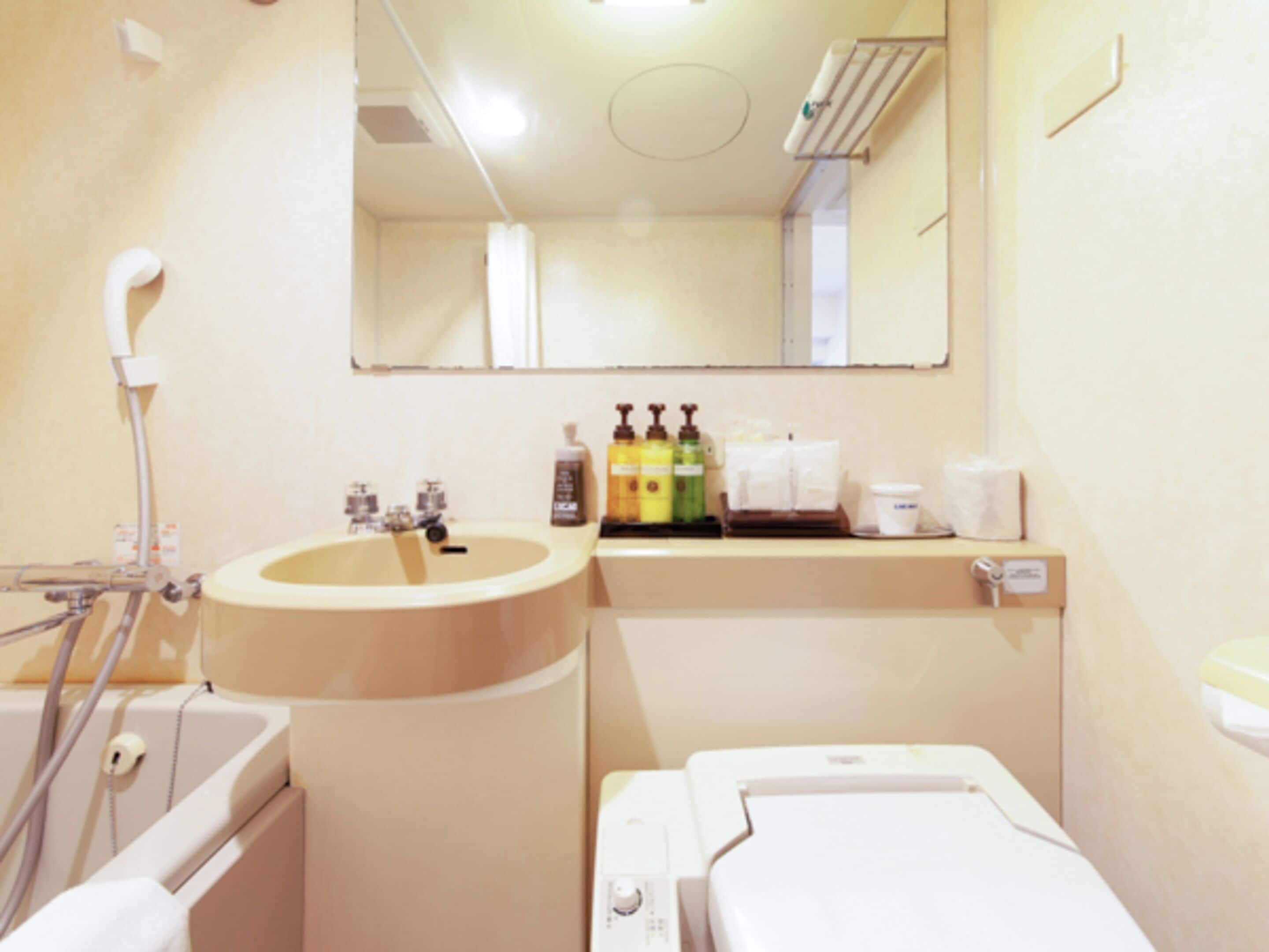 Combined shower/bathtub, free toiletries, hair dryer, slippers
