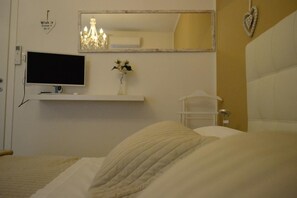 Triple Room | Soundproofing, free WiFi, bed sheets - Casa Isabella (Verona)