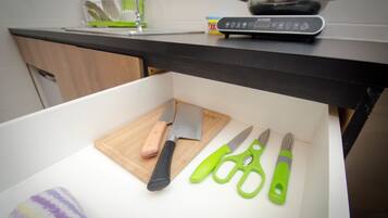 Suite | Eigene Kochnische | Kühlschrank, Herdplatte, Wasserkocher, Kochgeschirr/Geschirr/Besteck