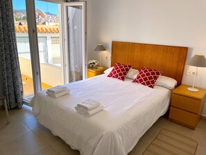 3 bedrooms, in-room safe, iron/ironing board, travel cot