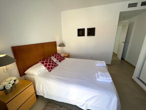 3 室のベッドルーム、セーフティボックス (室内)、アイロン / アイロン台、旅行用ベビーベッド