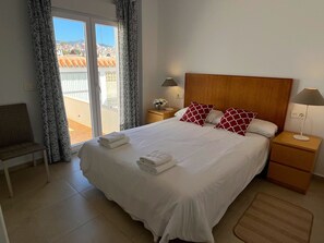 3 bedrooms, in-room safe, iron/ironing board, travel crib - Nerja Paradise Rentals - Villa Zafiro (Nerja)