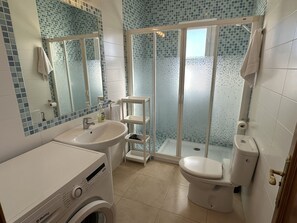 Shower, hair dryer, towels - Nerja Paradise Rentals - Apartment Chimenea C2D (Nerja)