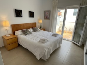 3 bedrooms, in-room safe, iron/ironing board, travel cot - Nerja Paradise Rentals - Villa Topaz (Nerja)
