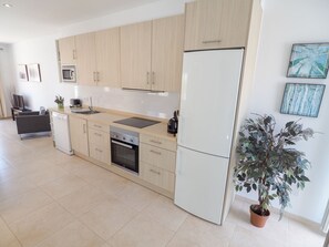 Kühlschrank, Mikrowelle, Ofen, Geschirrspüler
