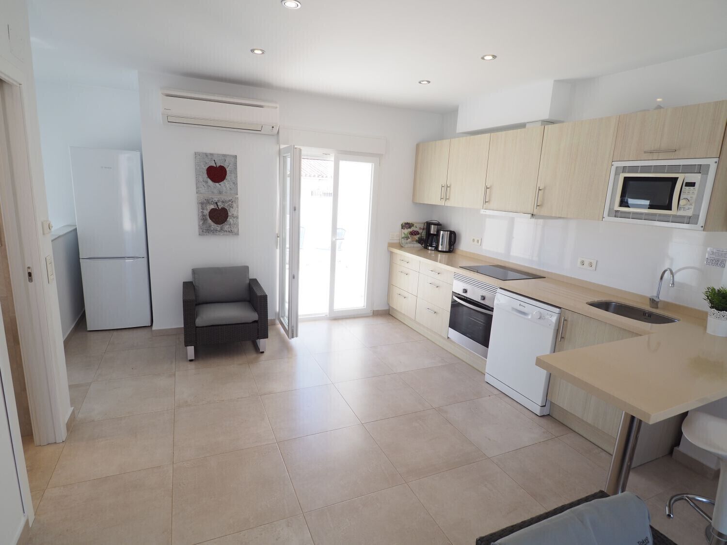 Een koelkast, een magnetron, een oven, een vaatwasser