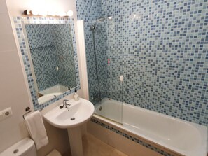 Badewanne, Haartrockner, Handtücher