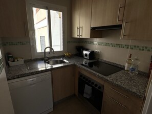 Kylskåp, mikrovågsugn, ugn och diskmaskin