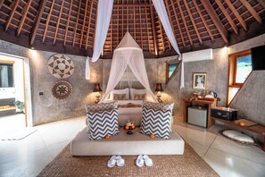 ハネムーン スイート キングベッド 1 台 プールビュー | 高級寝具、ミニバー、デスク、ベッドシーツ