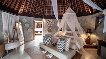 Suite – honeymoon, 1 kingsize-seng, bassengutsikt | Sengetøy av topp kvalitet, minibar, skrivebord og sengetøy