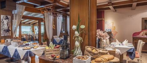 Tägliches einheimisches Frühstück (8 EUR pro Person)