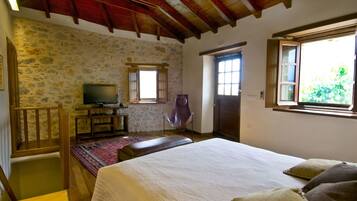 In-room safe, soundproofing, iron/ironing board, free WiFi