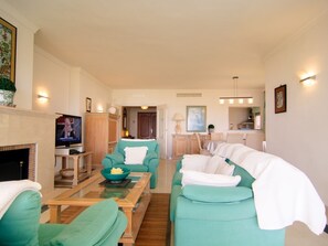 Smart-TV, Kamin, DVD-Player, Stereoanlage