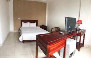Desk, blackout curtains, free WiFi - Hai Yen Hotel (Tu Son)