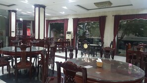 Breakfast served, local and international cuisine - Hai Yen Hotel (Tu Son)