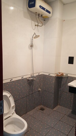 Shower, rainfall showerhead, hair dryer, slippers - Hai Yen Hotel (Tu Son)
