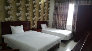 Habitación Deluxe con 2 camas individuales | Escritorio, cortinas blackout y wifi gratis 