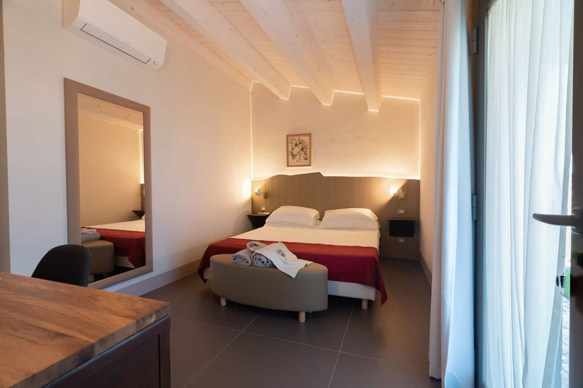 Deluxe Quadruple Room | Kalis bunyi, katil bayi/kot (surcaj), Wi-fi percuma, cadar katil