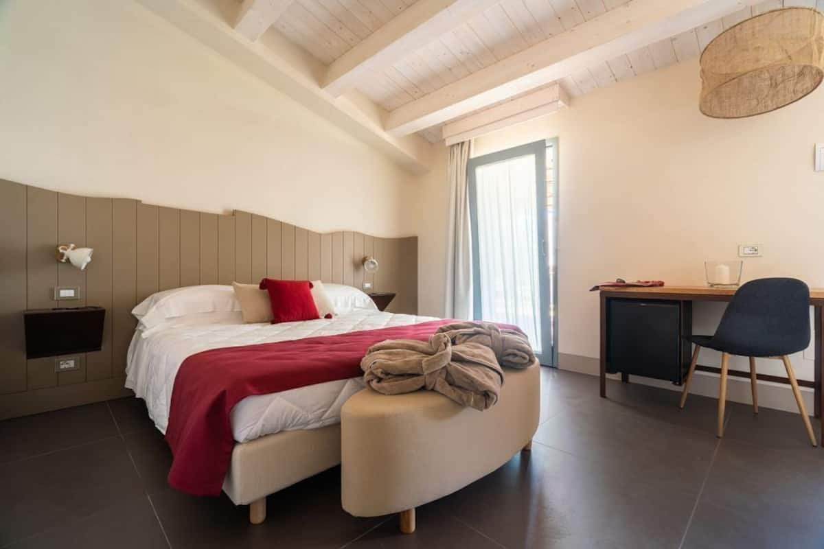Superior Double Room | Soundproofing, free WiFi, bed sheets