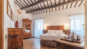 3 habitaciones, tabla de planchar con plancha, cunas y ropa de cama 