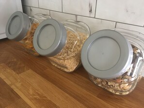 Tägliches inbegriffenes kontinentales Frühstück