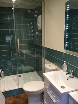 Familienzimmer | Badezimmer | Dusche, Haartrockner, Handtücher, Seife
