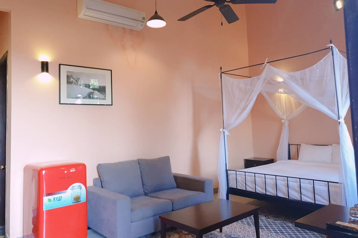 Standard Double Room, 1 Queen Bed, Refrigerator, Mountainside | Interior entrance