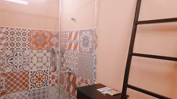Quarto casal standard, 1 cama Queen, geladeira, ao lado da montanha | Banheiro | Chuveiro, chuveiro com efeito de chuva, produtos de toalete grátis