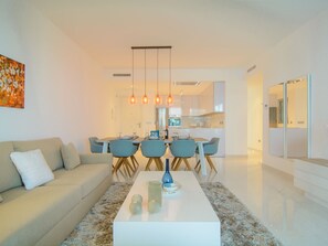 TV - Belaire 4 bedroom apartment with terrace and shared pools (Estepona)