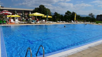 Una piscina techada, una piscina al aire libre de temporada