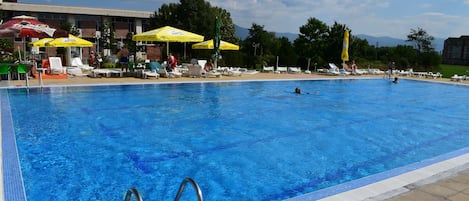 Piscina coperta, piscina stagionale all'aperto