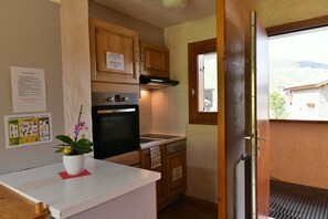 Microondas, horno, lavavajillas y cafetera y tetera 